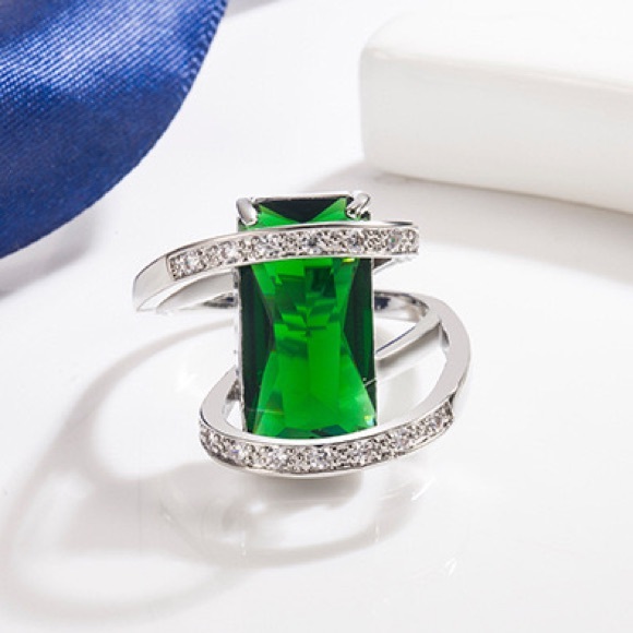 Jewelry - Elegant Silver and Green Gemstone Ring